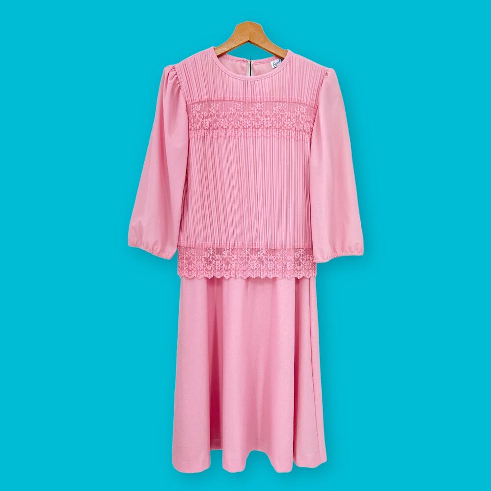 Good TImes (9/10) American VINTAGE 80's Pink Pleated Dress Midi 3/4 Sleeve Lace